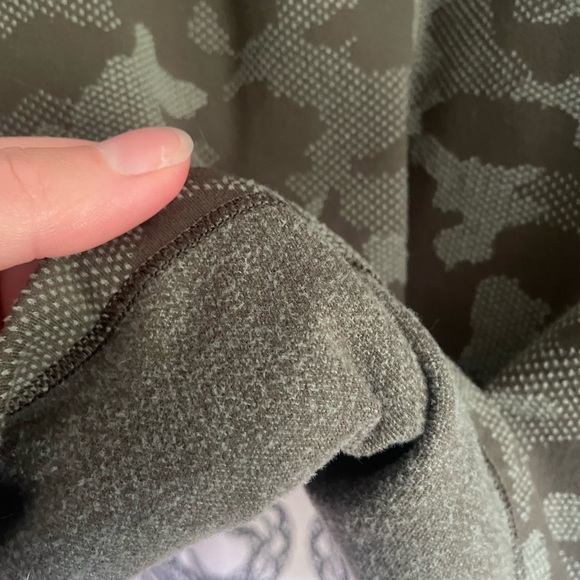Lululemon 1/2 zip camo - Picture 3 of 4